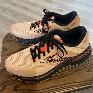 Brooks Adrenaline GTS 22 women’s size 7.5